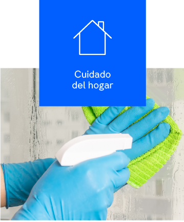 manos con guantes limpiando